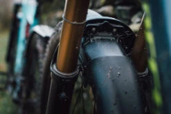 Mudhugger EVO Bolt-On - Garde-boue Pour Fourches Fox -Vélos Boutique Mudhugger BoltOnEVO 04